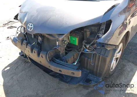 2012 Toyota Sienna Le V6 8 Passenger z USA, uszkodzony, nr VIN 5TDKK3DC8CS267722